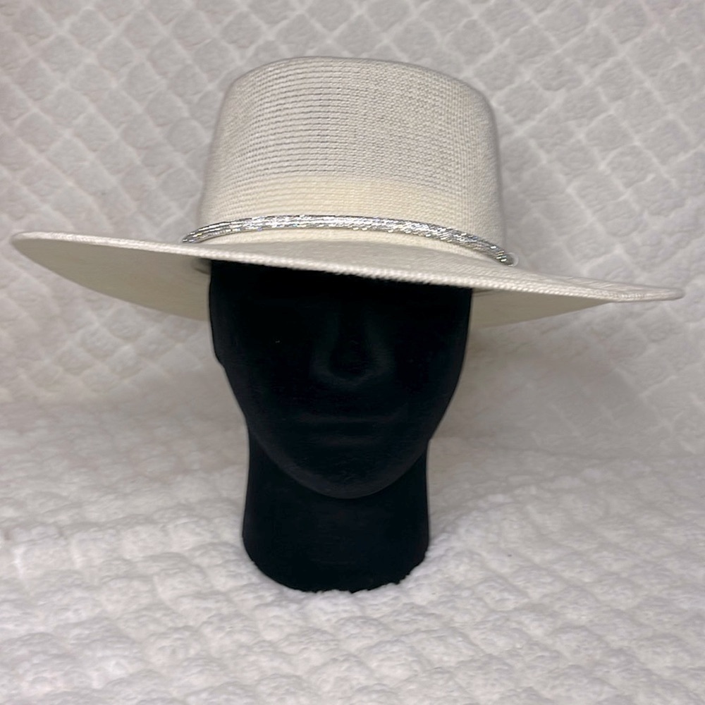 Wyeth cream mesh rancher hat. Ring of sparkle around the hat.